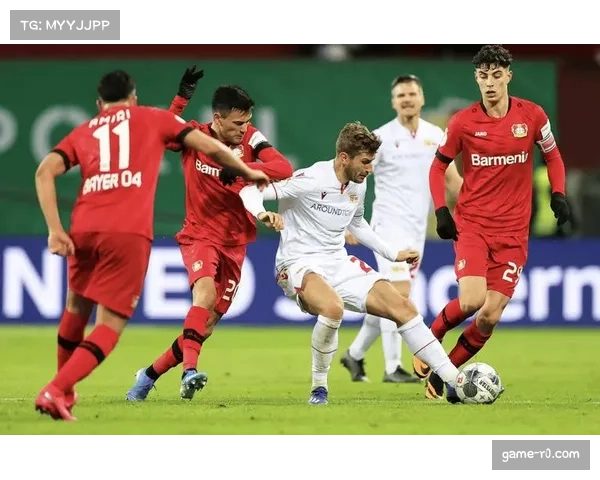 霍芬海姆对阵沃尔夫斯堡，主队前锋因报复性动作被直接红牌罚下